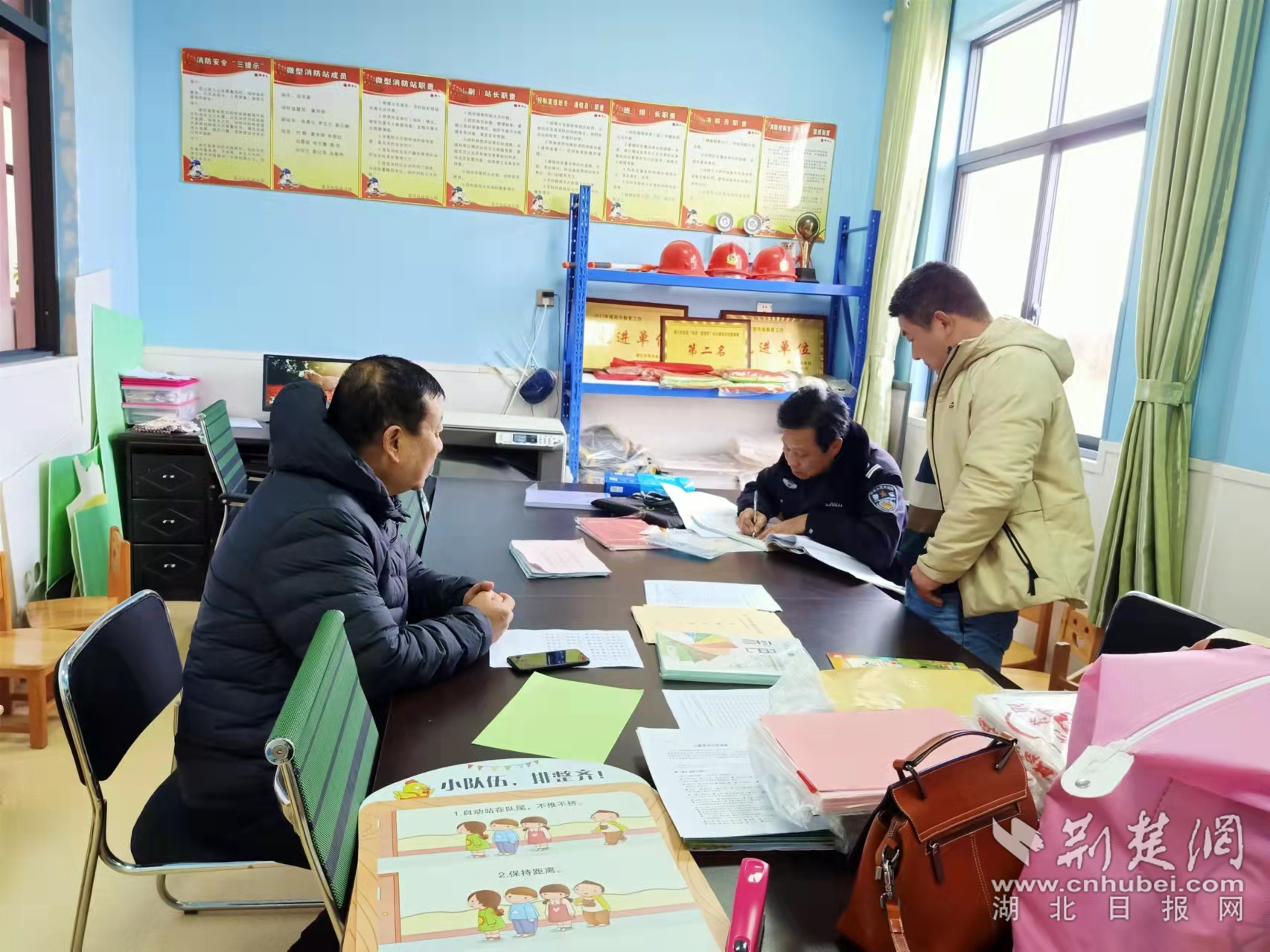 民警深入校園與教職員工座談，深入排查化解各類矛盾糾紛。.png.png