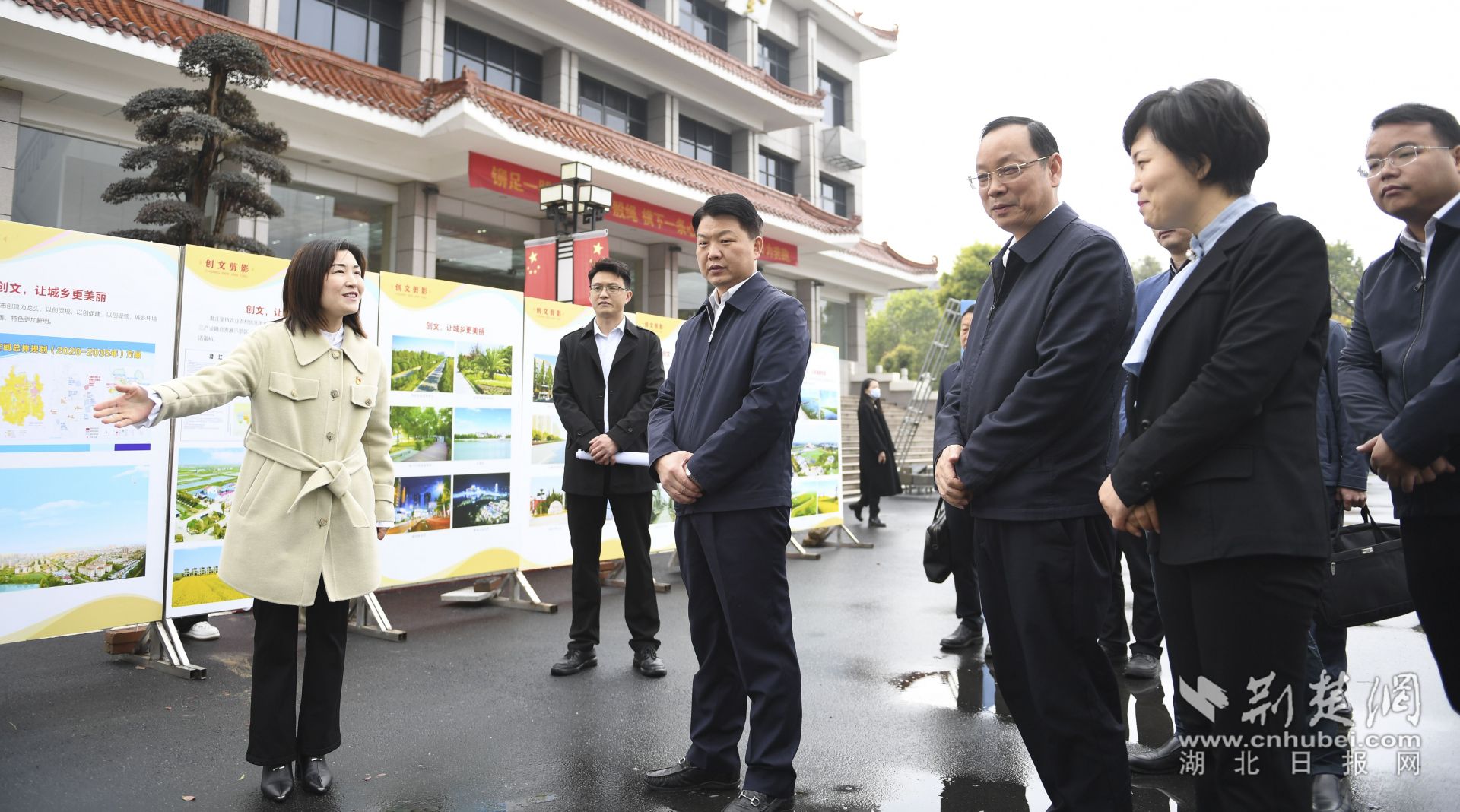 與會人員參觀潛江市全國文明城市創(chuàng)建工作成效展示。.jpg.jpg