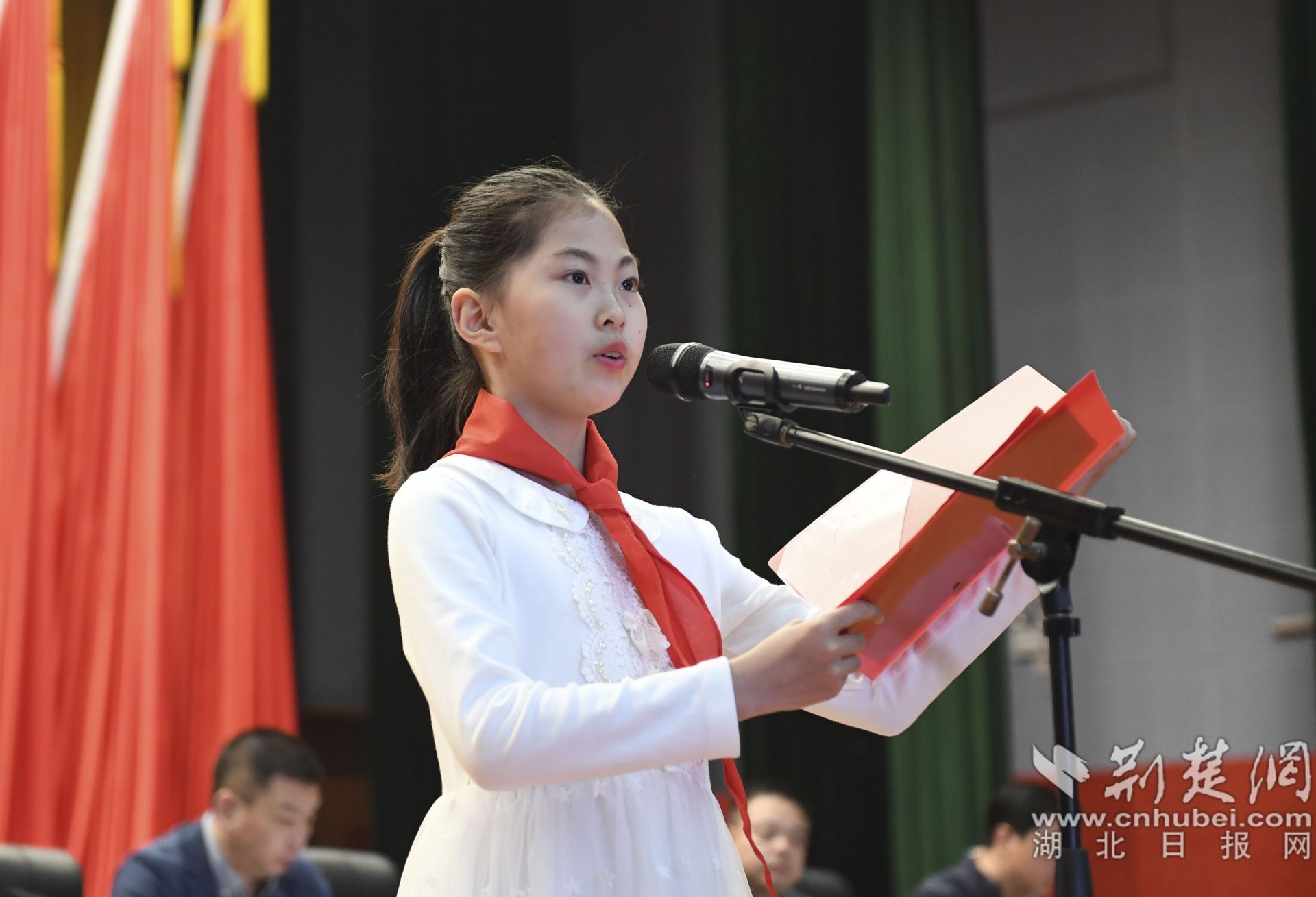 宣讀《全國文明城市創(chuàng)建倡議書》。.jpg.jpg