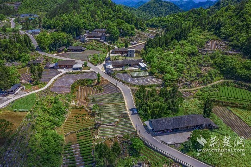 宣恩縣椒園集鎮(zhèn)至鑼圈巖段公路，全長(zhǎng)8公里，途經(jīng)椒園村、涼風(fēng)村、鑼圈巖村，該公路建成既有效帶動(dòng)沿線煙葉等產(chǎn)業(yè)發(fā)展，又是曜天眼景區(qū)的