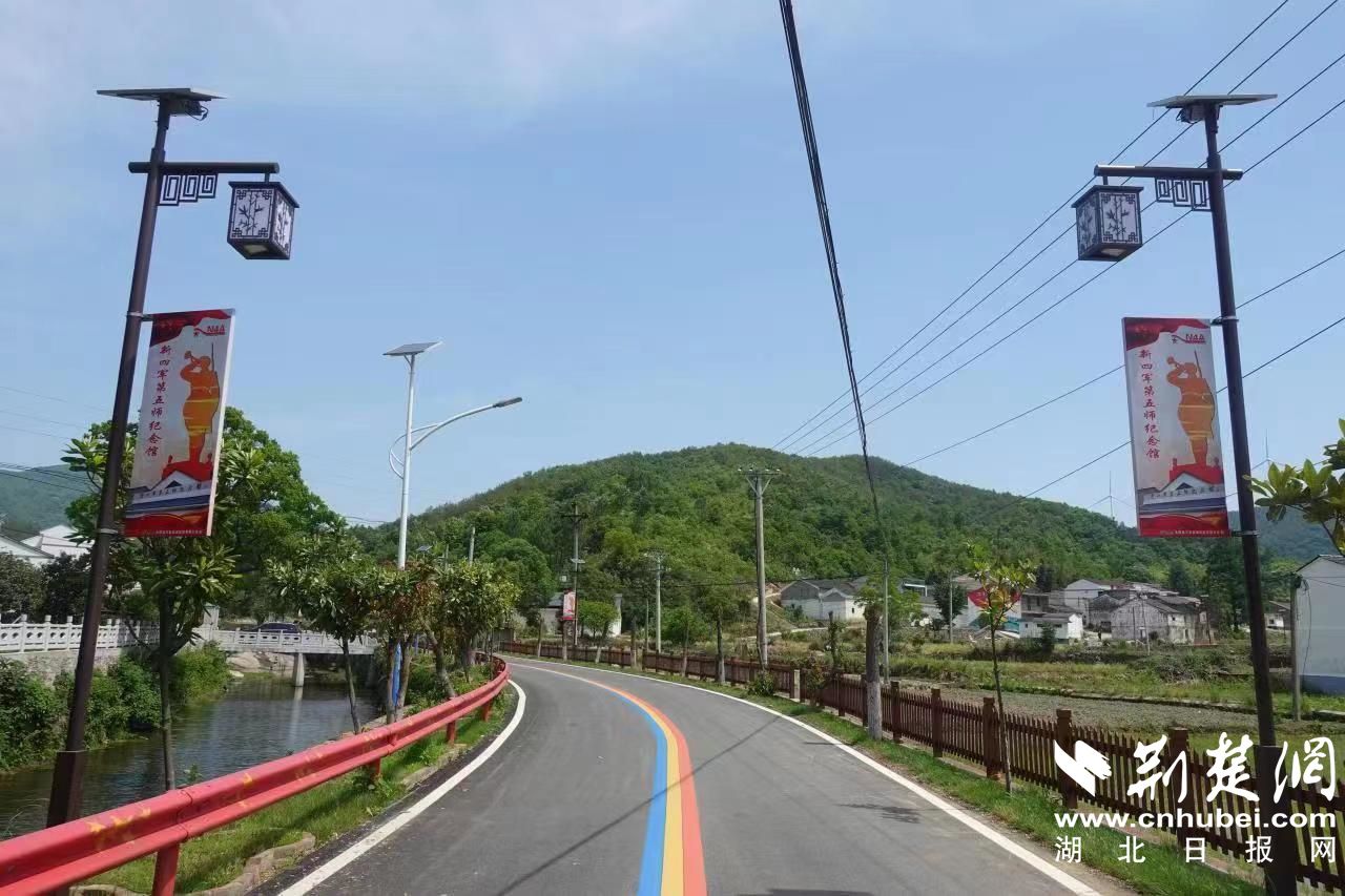芳畈鎮(zhèn)白果樹灣村通過道路修復(fù)，打造美麗鄉(xiāng)村網(wǎng)紅“彩虹路”.jpg.jpg