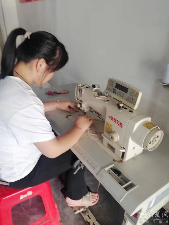 婦女學習縫紉技術(shù).jpg