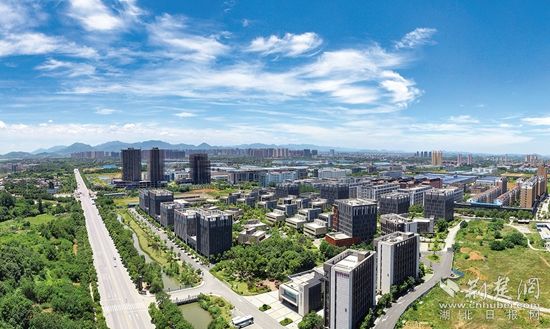 開發(fā)區(qū)·鐵山區(qū)廠房林立，風(fēng)光旖旎。.jpg.jpg