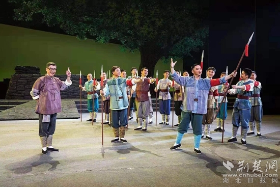 革命歷史題材楚劇《天明天亮》演出現(xiàn)場。通訊員供圖.webp.jpg