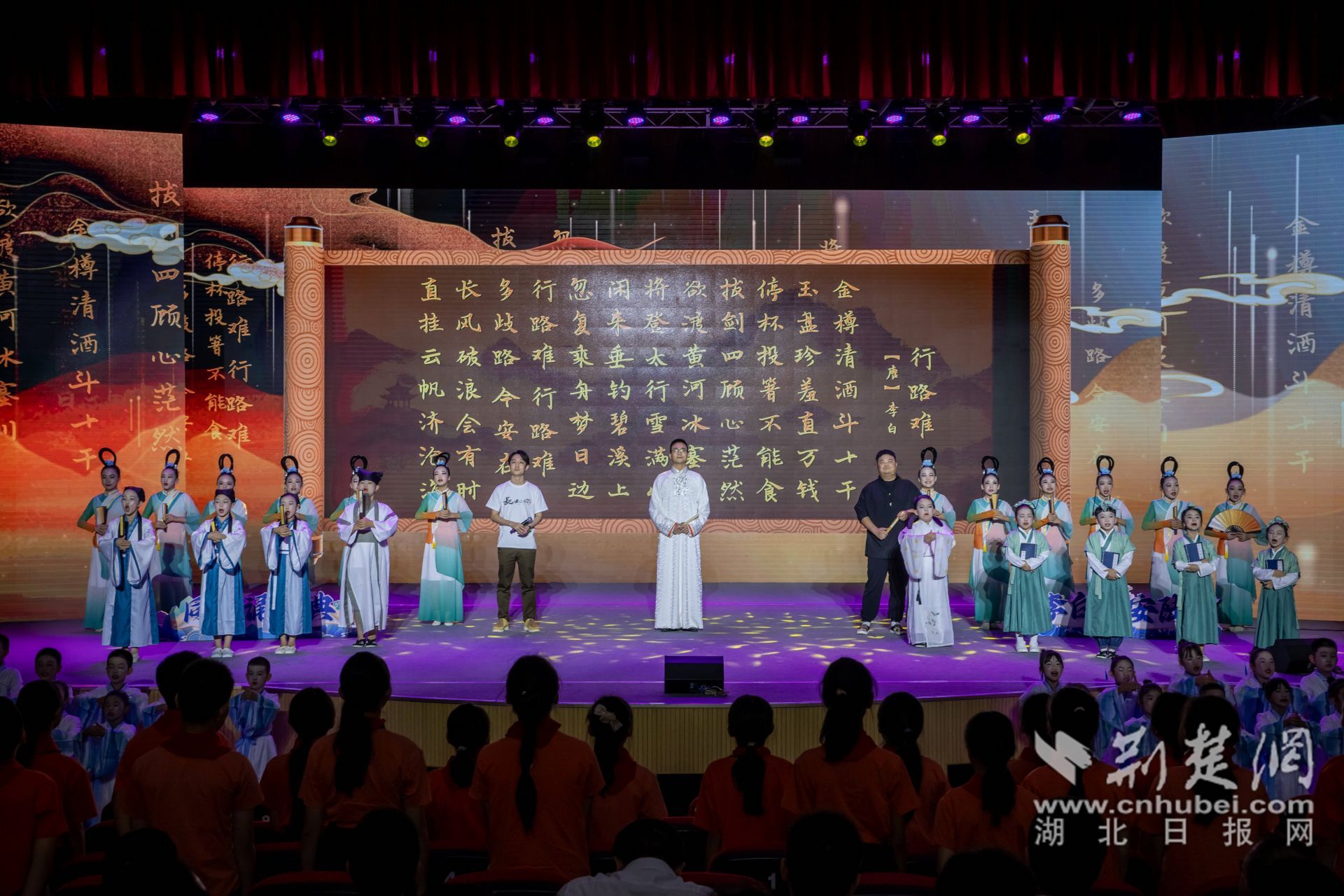 活動(dòng)最后凌振赫、沈嘉柯、余維剛與學(xué)生們一齊誦讀行路難_副本.jpg.jpg