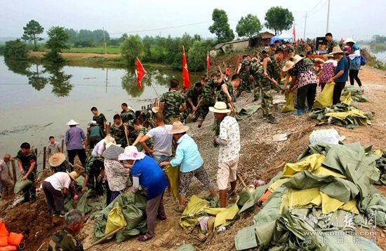 7月13日河頭村截流港管涌。軍民聯(lián)手保家園_副本.jpg.jpg