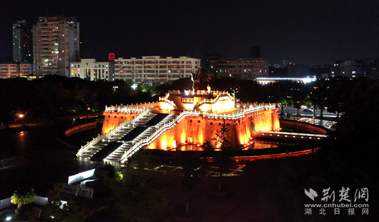鳳凰廣場夜景。（金康  攝）.png.png