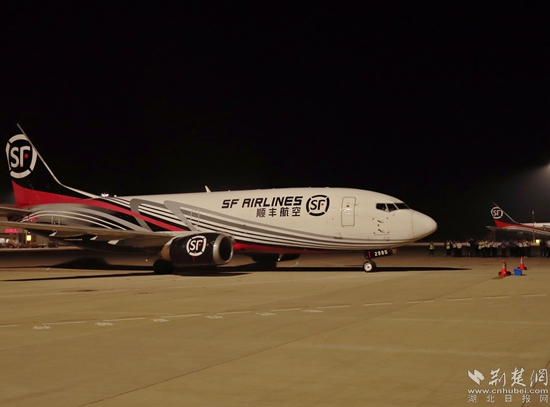 順豐B737-300駛向停機位。金康 攝.jpg