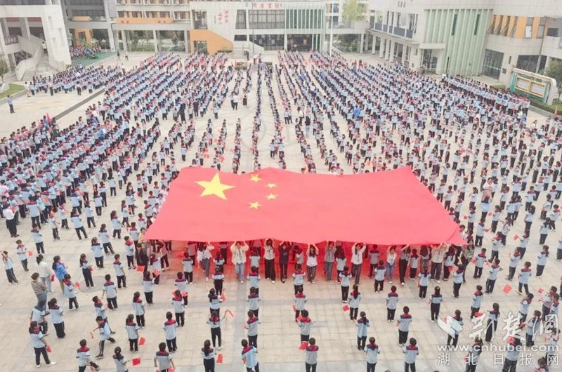 黃岡思源實驗學(xué)校《我與國旗同框》快閃活動。.jpg.jpg