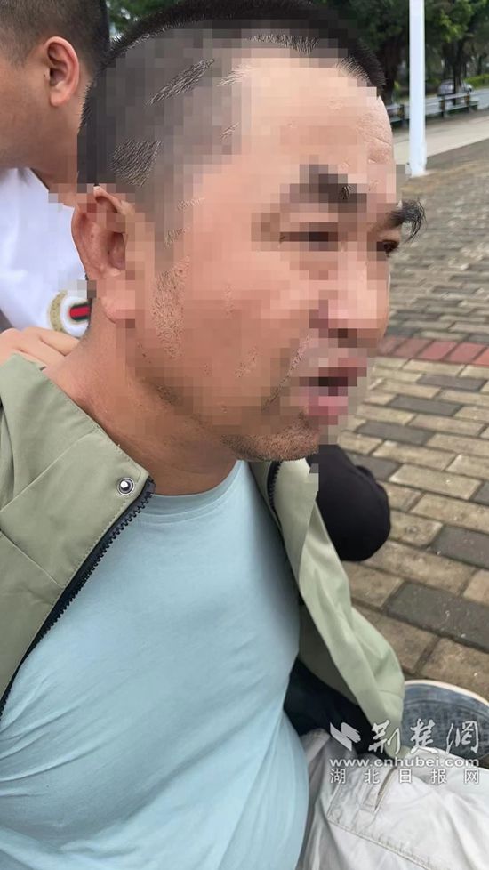 郭某正在海堤邊抽煙，民警將其控制.jpg.jpg