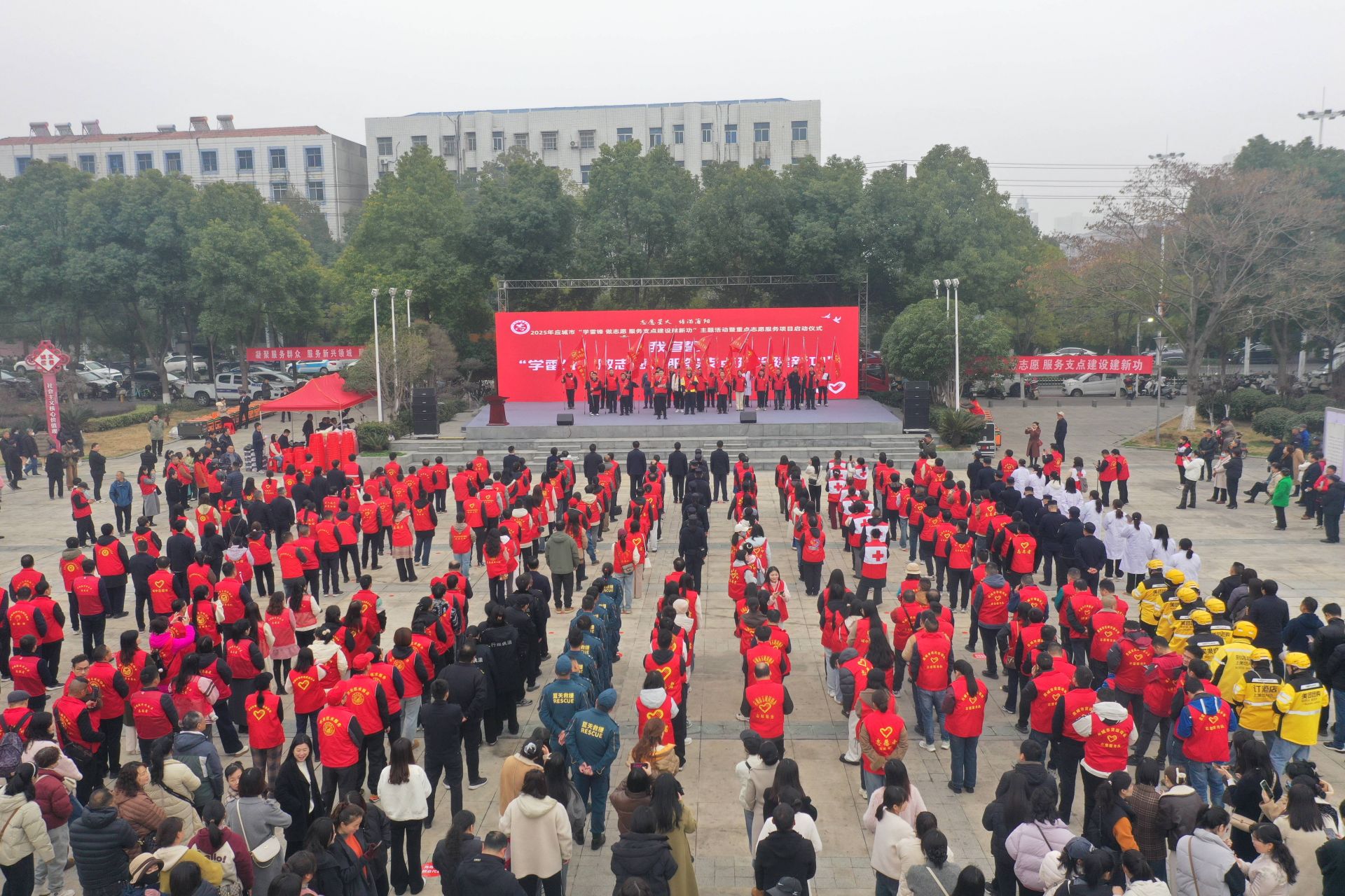 活動現(xiàn)場，還舉行了新就業(yè)志愿服務(wù)隊授旗儀式  孫縉攝.jpg.jpg