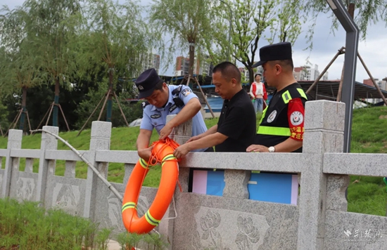 雙鶴派出所民輔警在轄區(qū)重點水域排查隱患，裝配救生工具.jpg